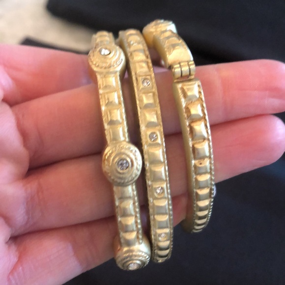 Gold plated set of three bangles with crystals - Picture 4 of 6